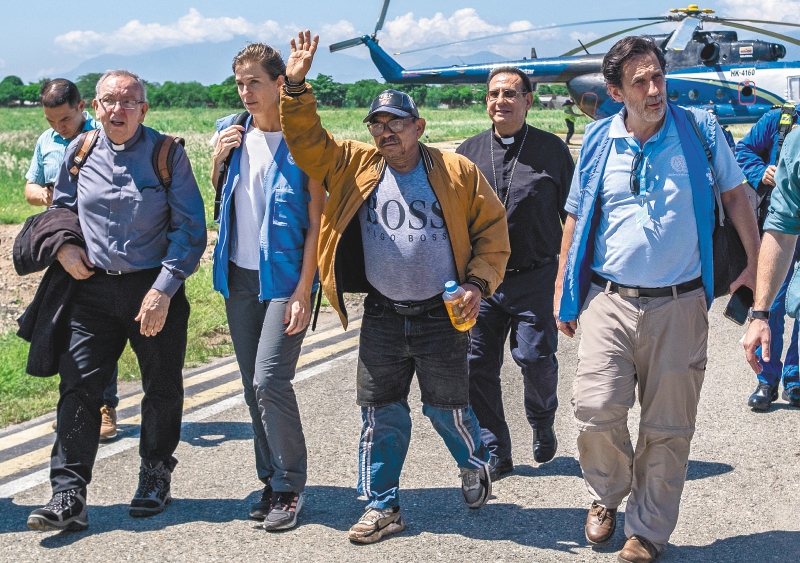 Fotografía cedida hoy por la ONU que muestra a Luis Manuel Díaz (c), padre del futbolista Luis Díaz, dejado en libertad después de 12 días secuestrado por la guerrilla del Ejército de Liberación Nacional (ELN) en Valledupar (Colombia). EFE/ONU/
