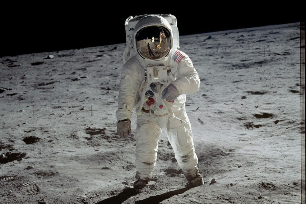 Placa de recuerdo del primer viaje a la Luna rematada en USD 468.500