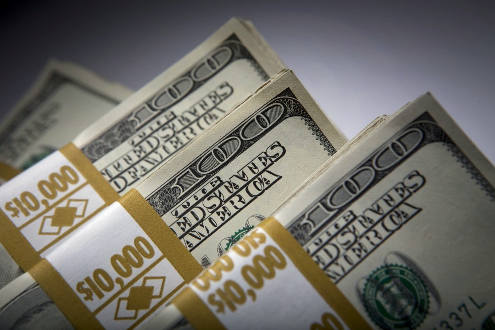 Dólar ganó $6 y cerró en $3.877