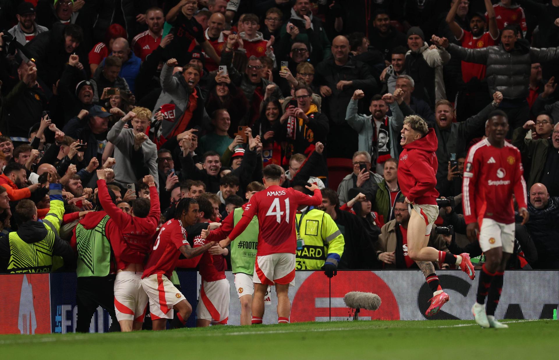 MANCHESTER (United Kingdom), 18/04/2025.- Players of Manchester United celebrate scoring the 5-4 goal during the UEFA Europa League quarter-finals 2nd leg soccer match between Manchester United and Olympique Lyonnais, in Manchester, Britain, 17 April 2025 (Reino Unido) EFE/EPA/ADAM VAUGHAN
