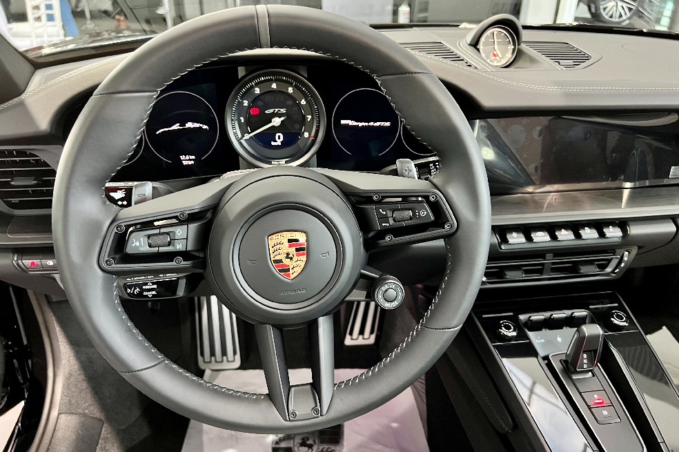 El volante deportivo GT, forrado de cuero, tiene la marca de las 12 horas en Gris Pizarra, el mismo color que los cinturones de seguridad.