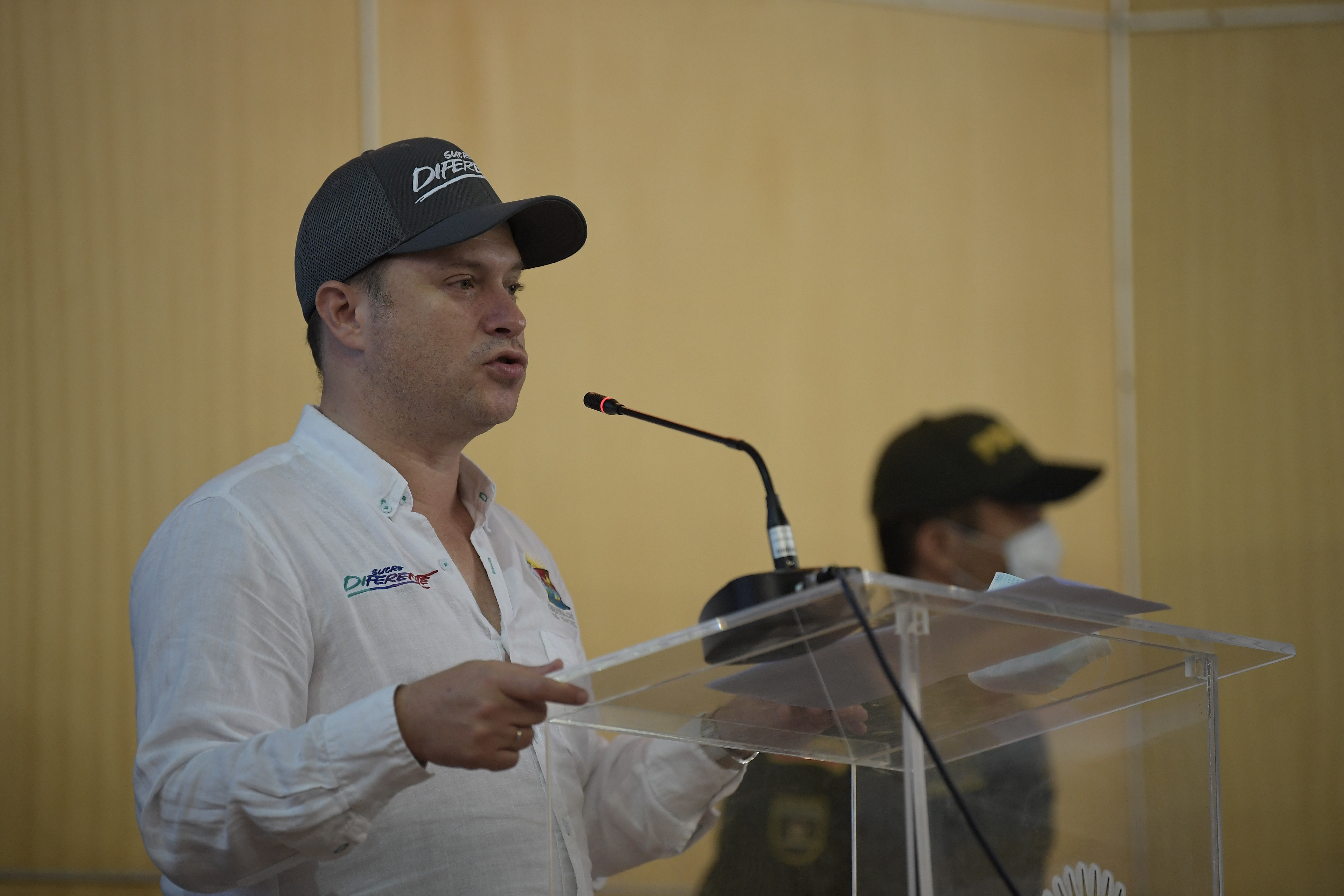 ‘Siento que hay ingenuidad en la paz total’: gobernador Héctor Olimpo Espinosa.