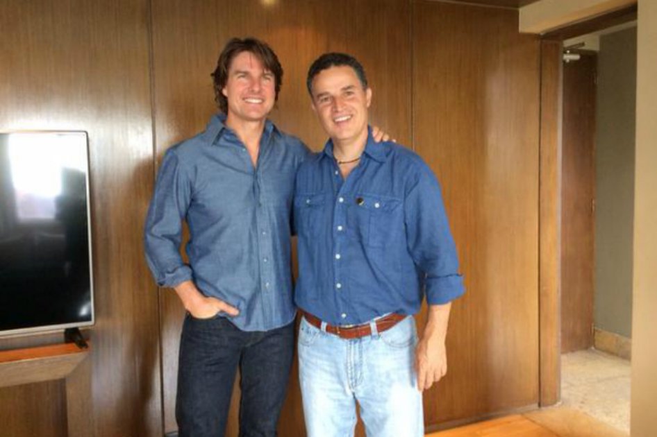 Tom Cruise y el alcalde de Medellín / Foto: Twitter @anibalgaviria