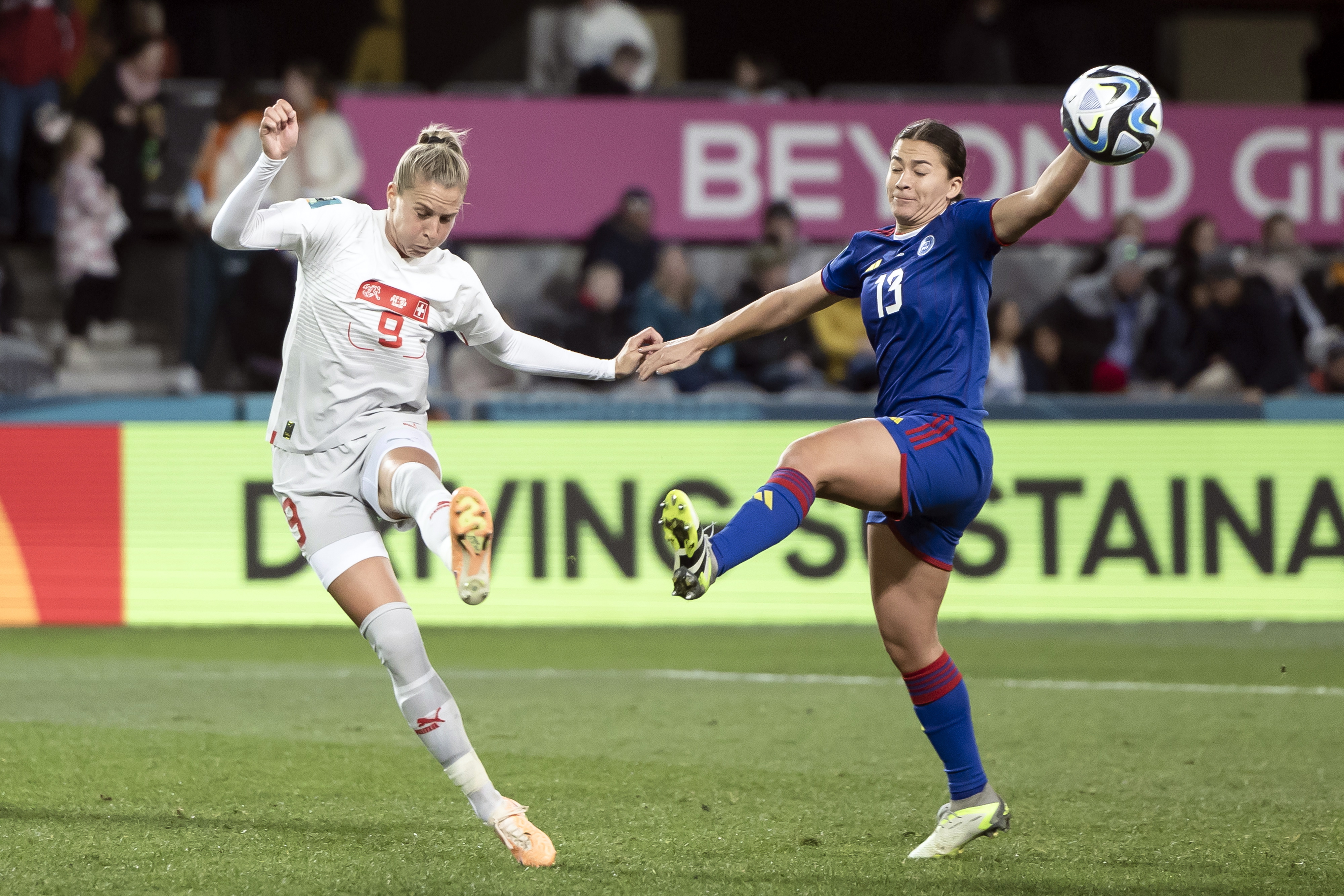 Dunedin (New Zealand), 21/07/2023.- Switzerland's forward Ana Maria Crnogorcevic, left, fights for the ball with Philippines' defender Angela Beard during the FIFA Women's World Cup 2023 soccer match between Switzerland and Philippines at the Dunedin stadium in Dunedin, New Zealand, 21 July 2023. (Mundial de Fútbol, Nueva Zelanda, Filipinas, Suiza) EFE/EPA/MICHAEL BUHOLZER