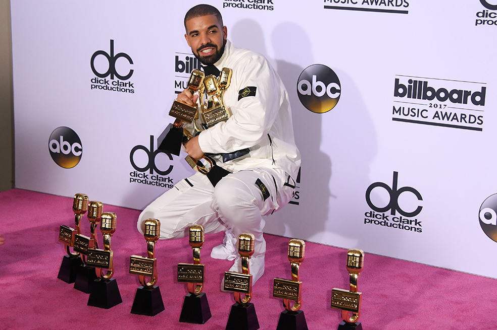 Drake gana 13 premios y rompe récord en los Billboard