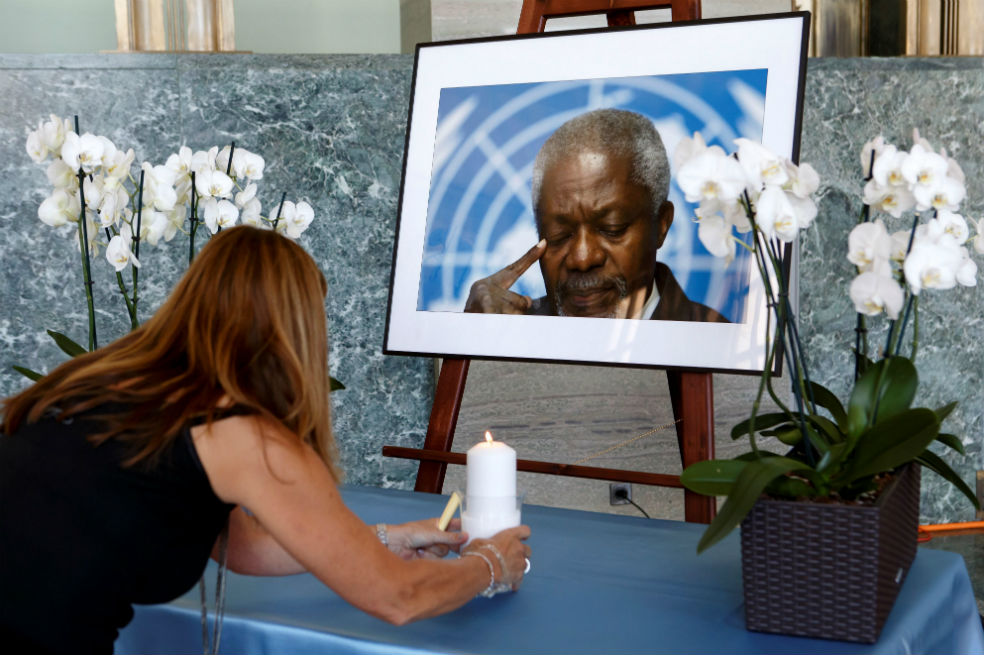 Personas asisten a una ceremonia en honor al exsecretario general de las Naciones Unidas y Premio Nobel de Paz 2001, Kofi Annan. / EFE