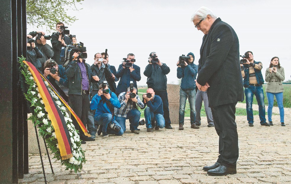 El ministro de Asuntos Exteriores alemán, Frank-Walter Steinmeier, en una ceremonia en Rusia para conmemorar los 70 años del fin de la II Guerra Mundial.  /EFE