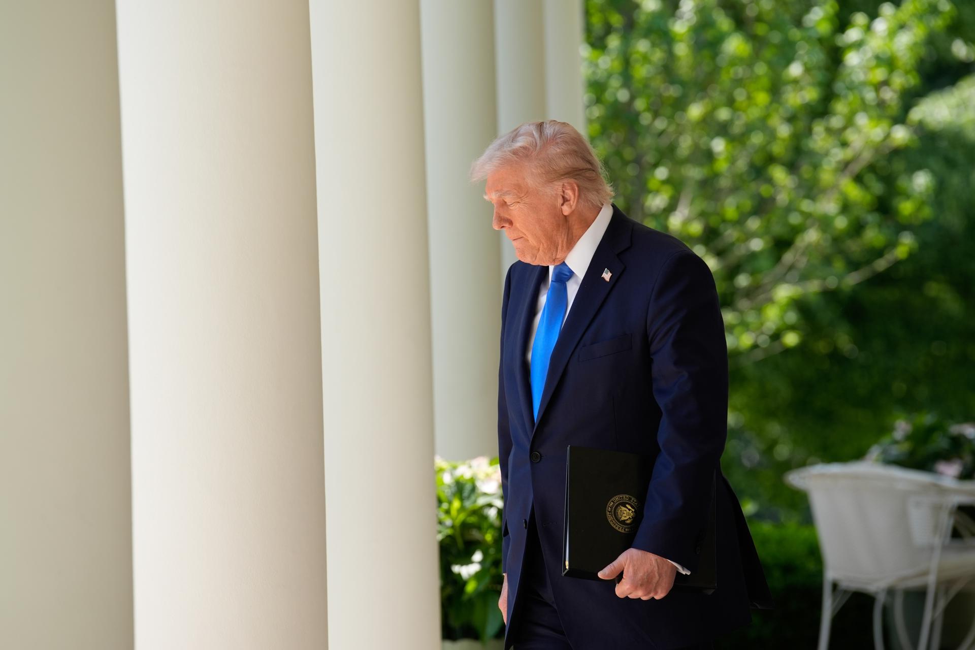 Un juez le prohíbe a Trump usar una ley del siglo XVIII para expulsar venezolanos