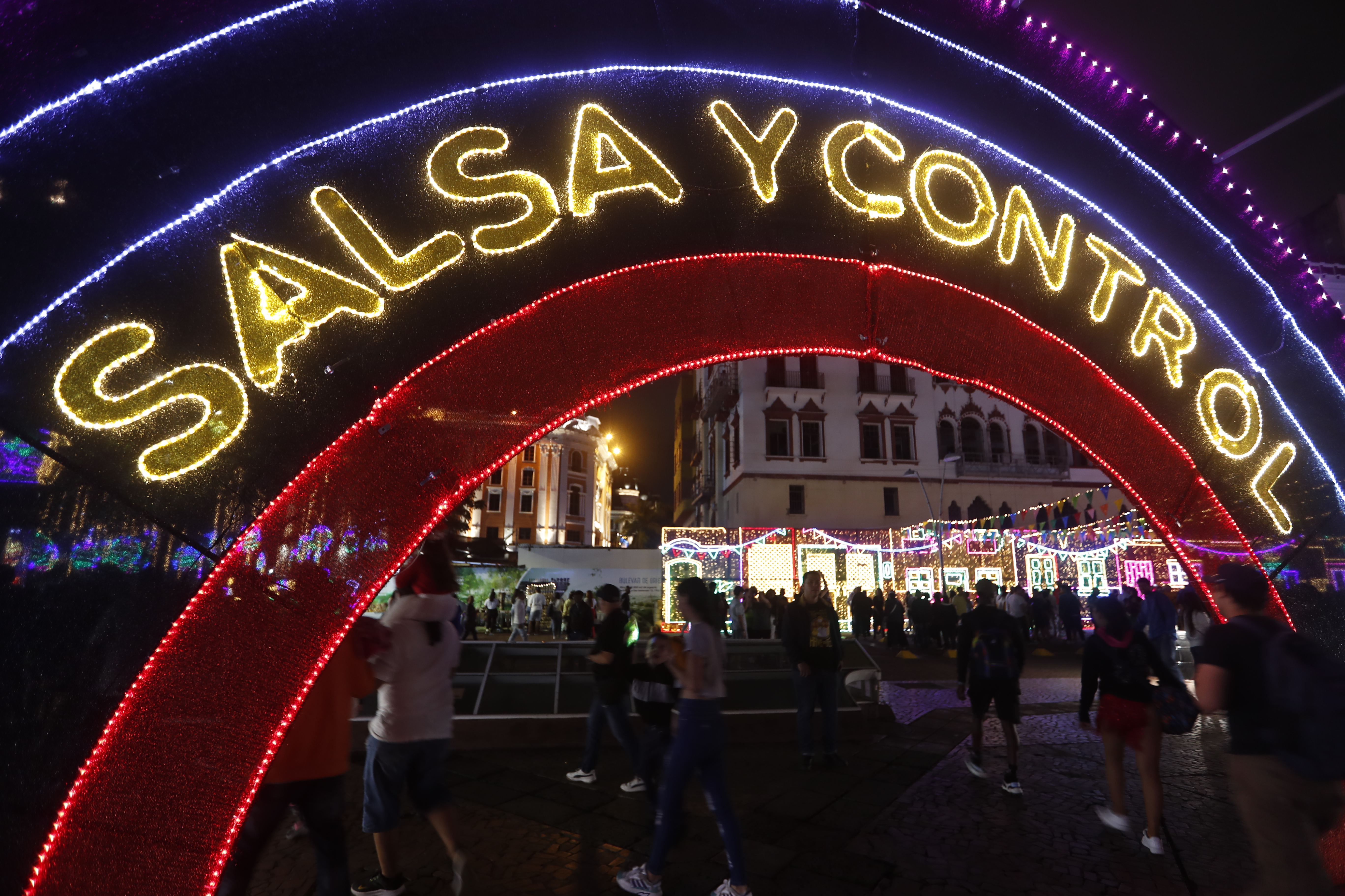 AME2564. CALI (COLOMBIA), 06/12/2023.- Fotografía que muestra el alumbrado navideño hoy en Cali (Colombia). El tradicional Bulevar del Río Cali es el lugar escogido para que los caleños y visitantes, disfruten con las luces que adornan este espacio, con figuras alusivas a la salsa. EFE/Ernesto Guzmán
