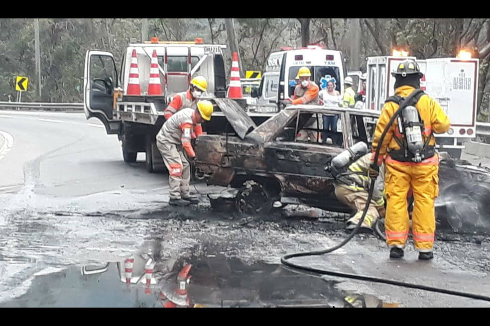 Un vehículo se incendió en la vía Bogotá – Villavicencio