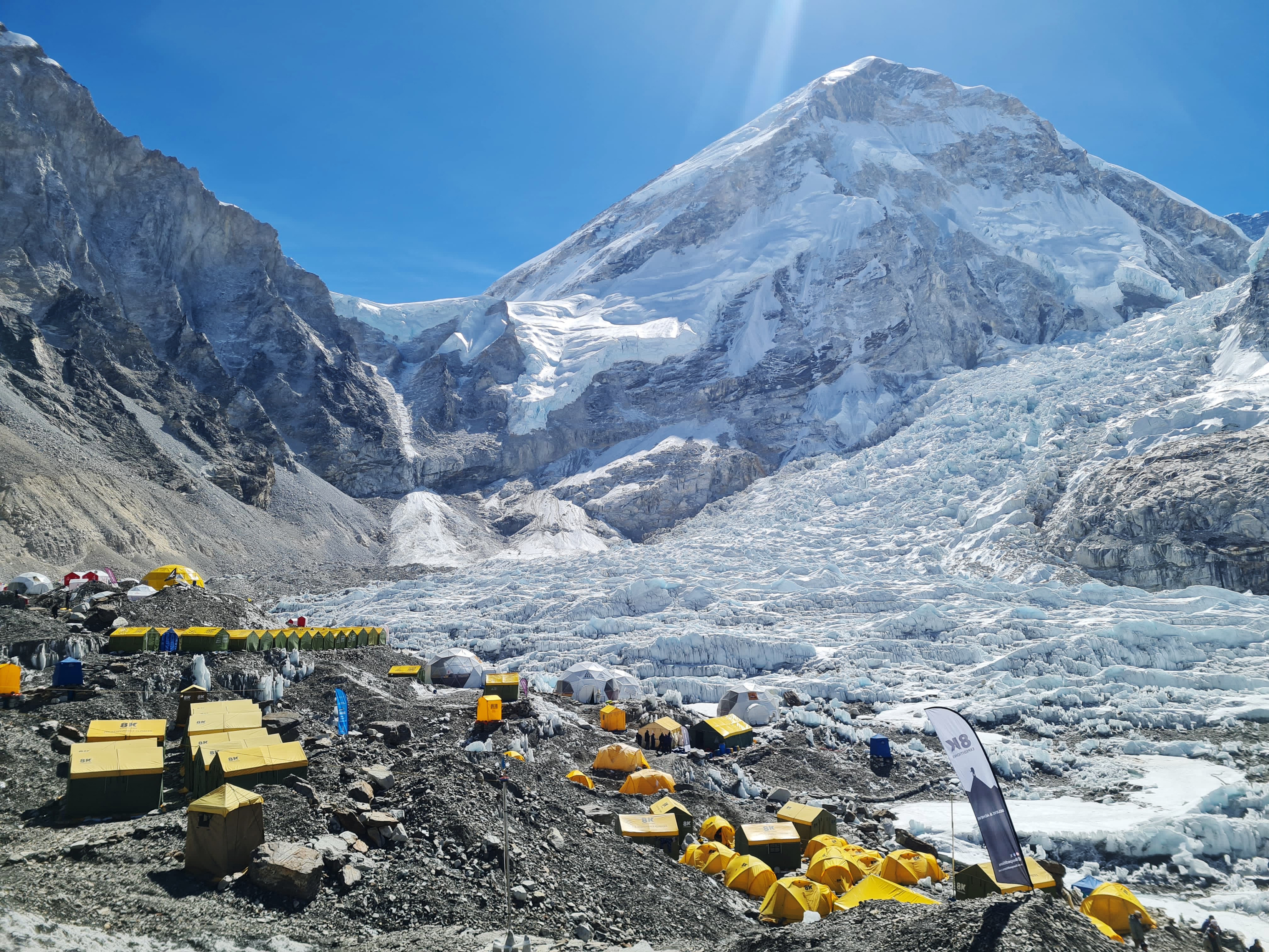 Escalada al Everest: justicia de Nepal ordena limitar los permisos