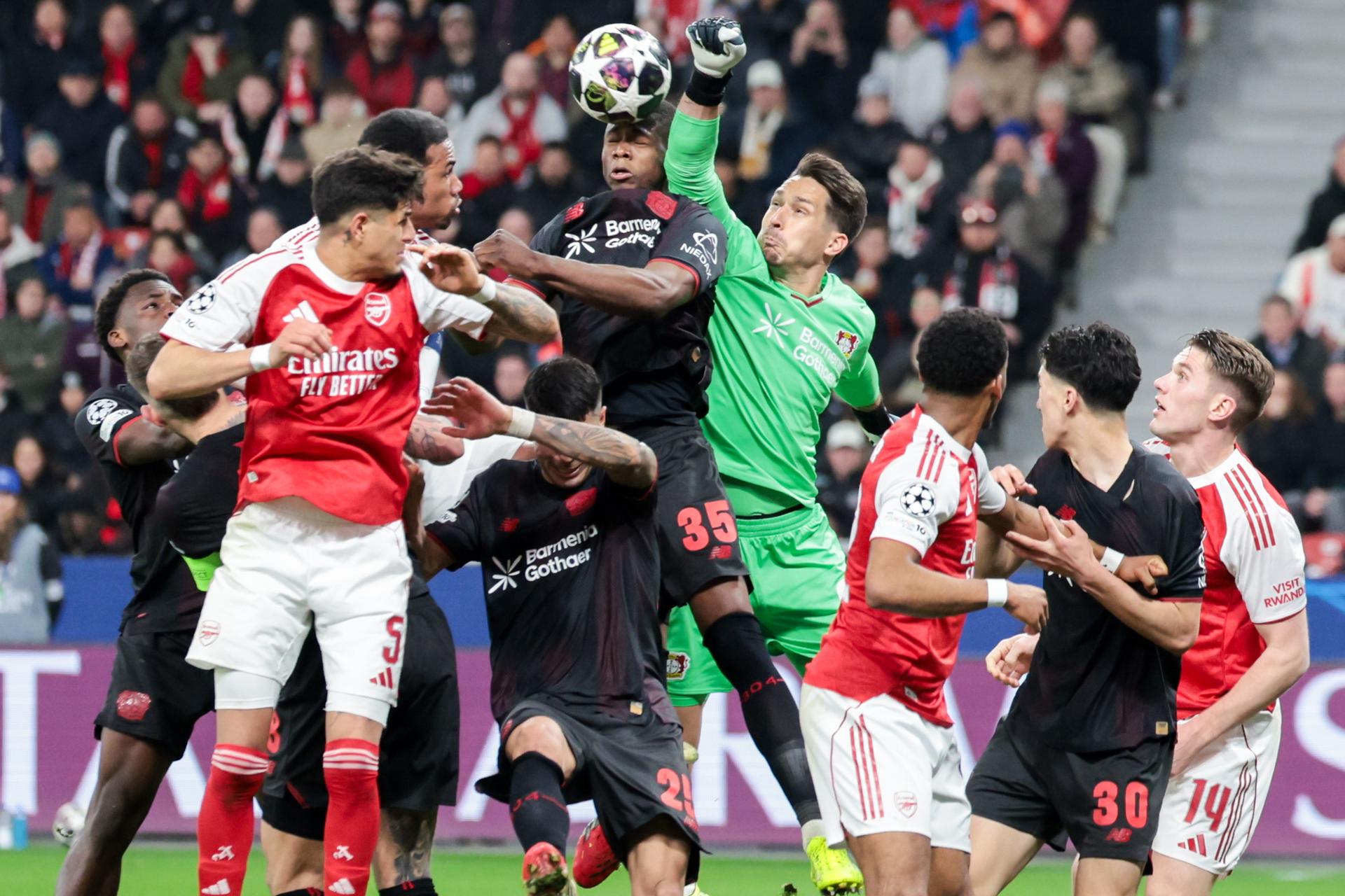 LEVERKUSEN (Germany), 11/03/2026.- Goalkeeper Janis Blaswich of Bayer Leverkusen (C-R) makes a save during the UEFA Champions League Round of 16 1st leg match Bayer 04 Leverkusen against Arsenal FC, in Leverkusen, Germany, 11 March 2026. (Liga de Campeones, Alemania) EFE/EPA/CHRISTOPHER NEUNDORF
