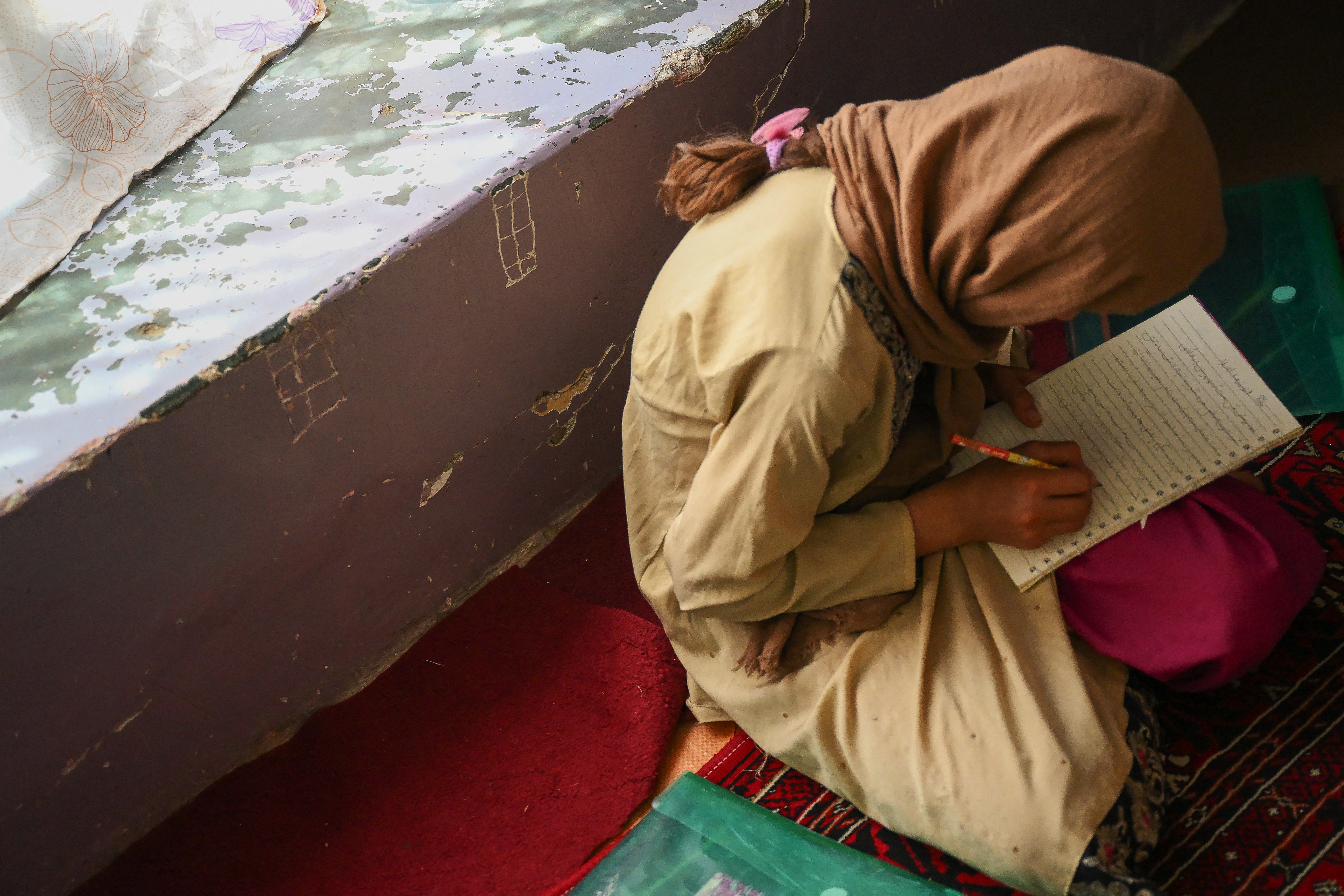 Así es como jóvenes afganas desafían a los talibanes en escuelas secretas