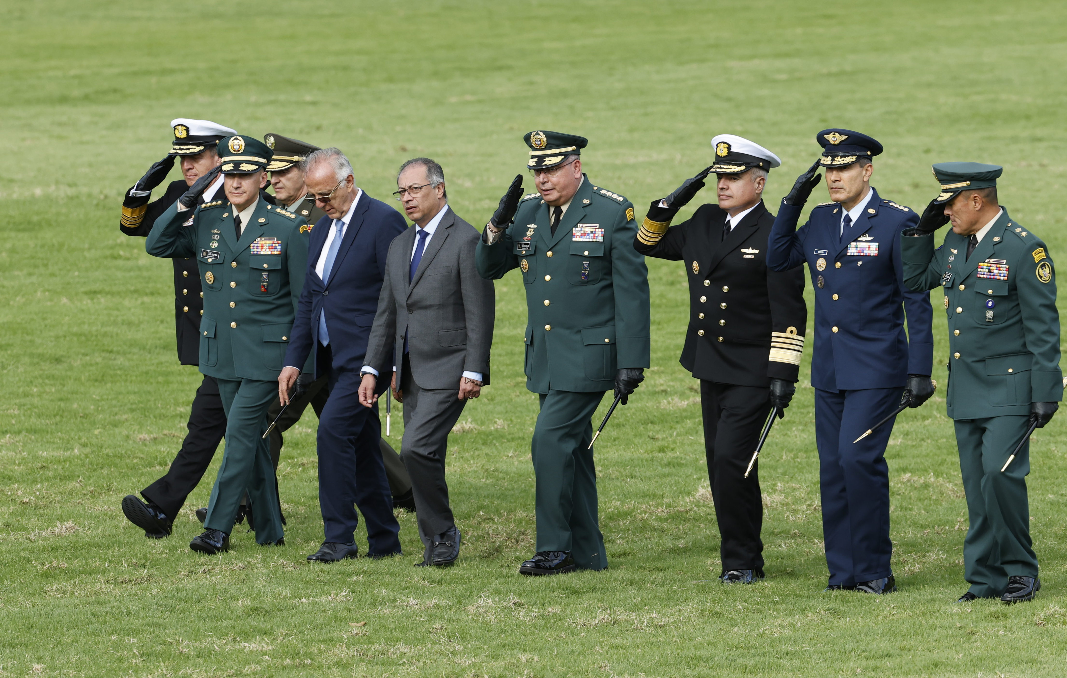 AME4484. BOGOTÁ (COLOMBIA), 31/05/2024.- El presidente de Colombia Gustavo Petro (i) marcha junto a la cúpula militar durante la ceremonia del reconocimiento de tropas del general Luis Emilio Cardozo este viernes, en Bogotá (Colombia). El mayor general Luis Emilio Cardozo asumió este viernes como comandante del Ejército de Colombia, después de que el presidente colombiano, Gustavo Petro, destituyese al general Luis Mauricio Ospina, en medio de la crisis de seguridad que vive el suroeste del país, con ataques reiterados del Estado Mayor Central (EMC) y una gran ofensiva militar contra esta disidencia de las FARC. "De la mano de Dios, con el apoyo de mi familia y mis valientes soldados, asumo el mando del Ejército Nacional de todos los colombianos", juró el general Cardozo, que tiene más de 35 años de experiencia en el Ejército y que se ha reincorporado a la institución para asumir este cargo. EFE/ Mauricio Dueñas Castañeda