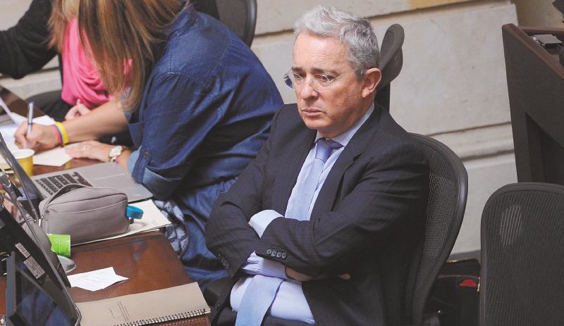Sigue debate sobre el futuro de la investigación en contra de Álvaro Uribe