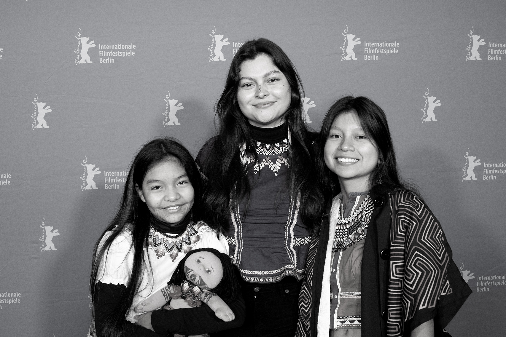 Hirati Dajura Landa Yagari (centro), directora de "Akababuru" , un cortometraje de la comunidad indígena embera,  que participa en la Berlinale, en la sección Generación KPlus.