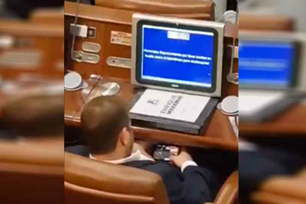 Congresista juega carritos en su celular durante debate sobre consumo de drogas