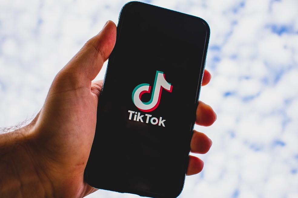 El gesto que le salvó la vida a una joven secuestrada y que aprendió en TikTok