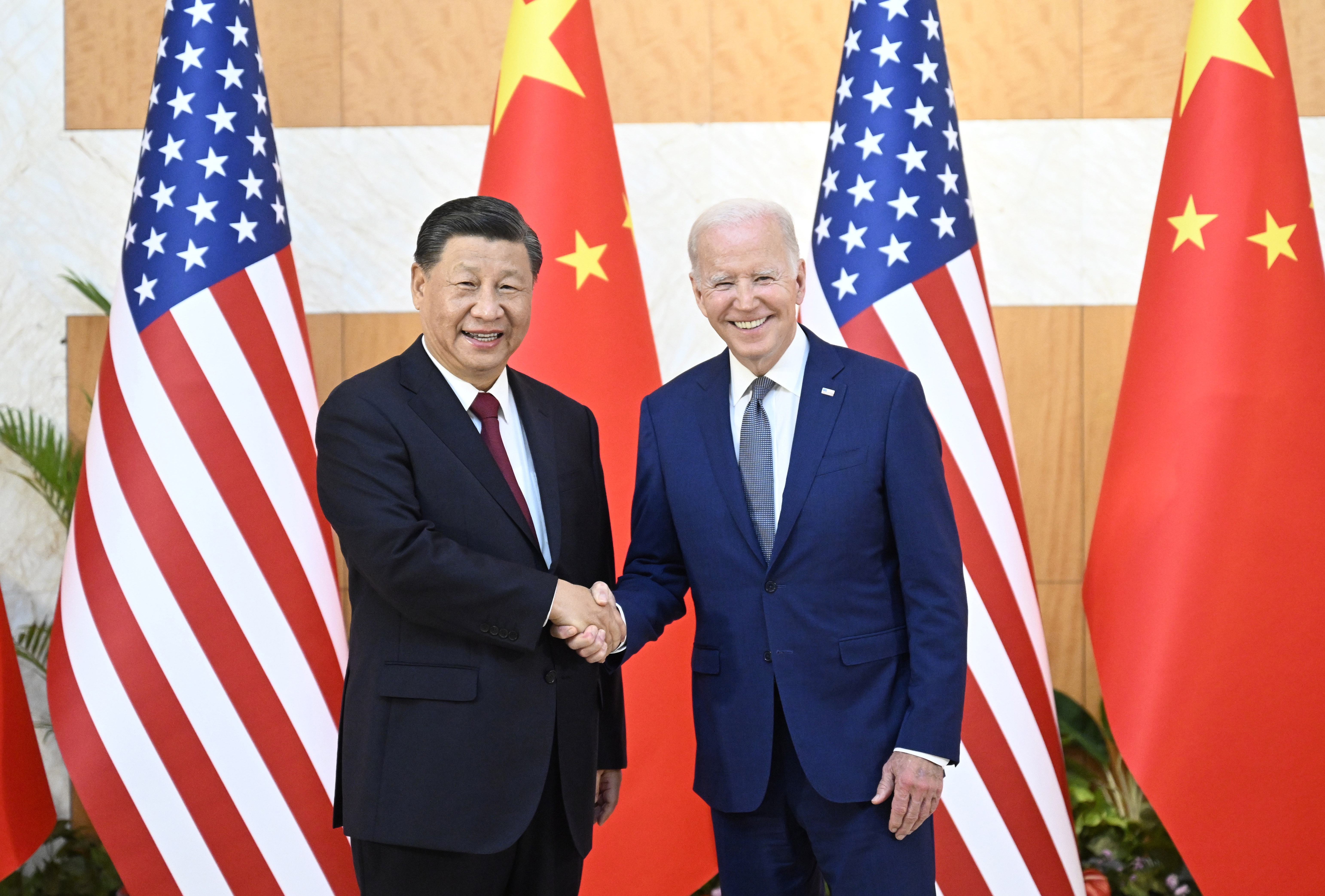 Bali (Indonesia), 14/11/2022.- Chinese President Xi Jinping (L) greets his US counterpart Joe Biden before their meeting, one day ahead of the G20 Summit in Bali, Indonesia, 14 November 2022. The 17th Group of Twenty (G20) Heads of State and Government Summit will be held in Bali from 15 to 16 November 2022. EFE/EPA/XINHUA /LI XUEREN CHINA OUT / MANDATORY CREDIT EDITORIAL USE ONLY