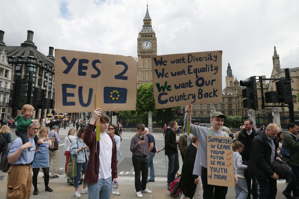 Manifestaciones por la salida del Reino Unido de la Unión Europea, al siguiente día del referendo. La Primera Ministra zanjó el debate: “Brexit es brexit”.  / AFP
