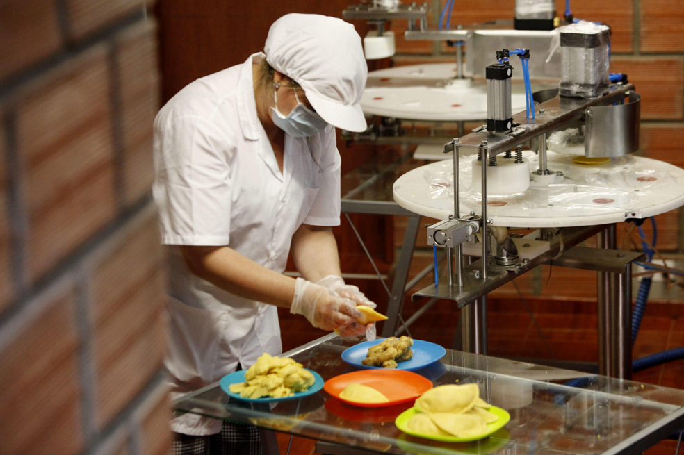 Imagen de referencia de un emprendimiento en Manizales cuya máquina para producir empanadas a gran escala obtuvo una patente internacional. EFE/CHRISTIAN ESCOBAR MORA