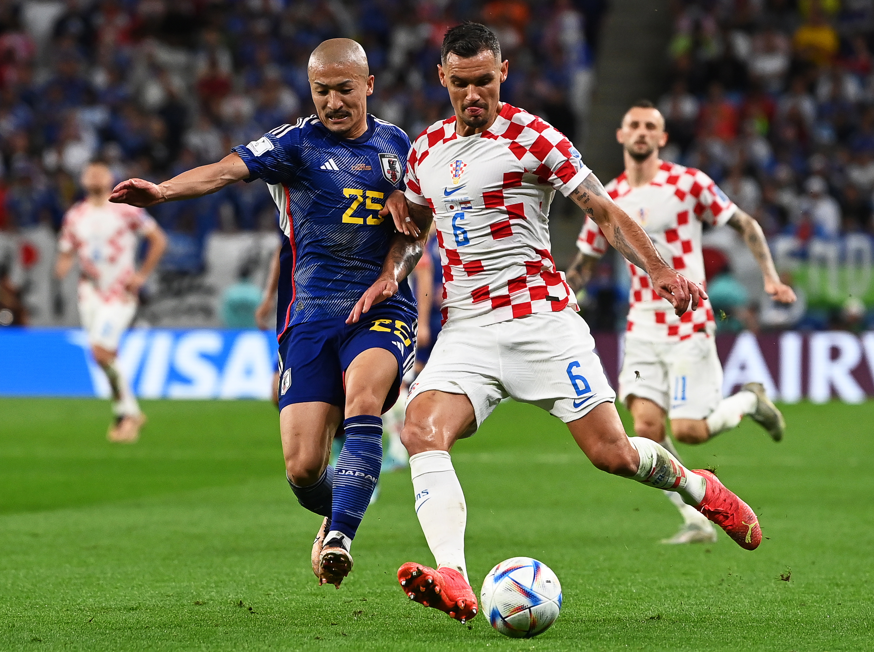 Al Wakrah (Qatar), 05/12/2022.- Daizen Maeda (L) of Japan in action against Dejan Lovren (R) of Croatia during the FIFA World Cup 2022 round of 16 soccer match between Japan and Croatia at Al Janoub Stadium in Al Wakrah, Qatar, 05 December 2022. (Mundial de Fútbol, Croacia, Japón, Catar) EFE/EPA/Neil Hall