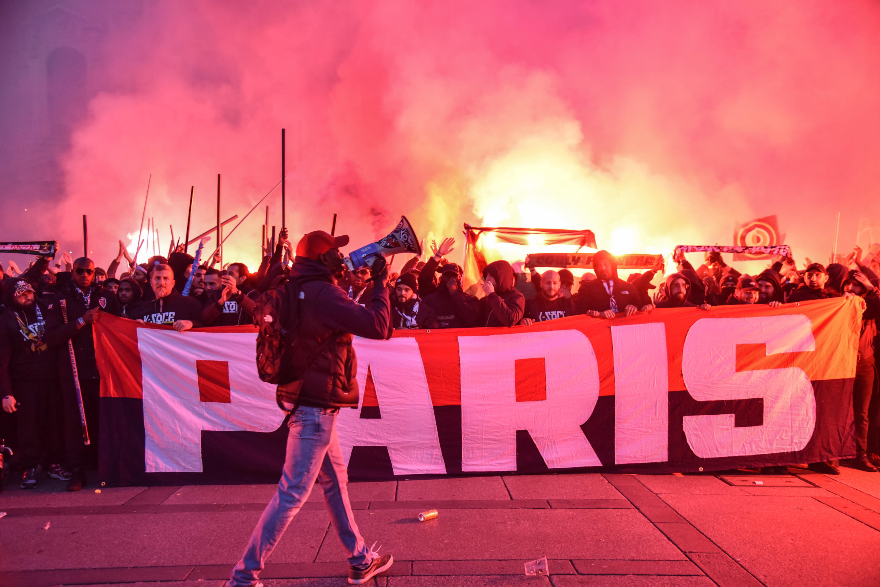 Cantos homofóbicos en partido del PSG le ocasionaron una demanda a Amazon Prime