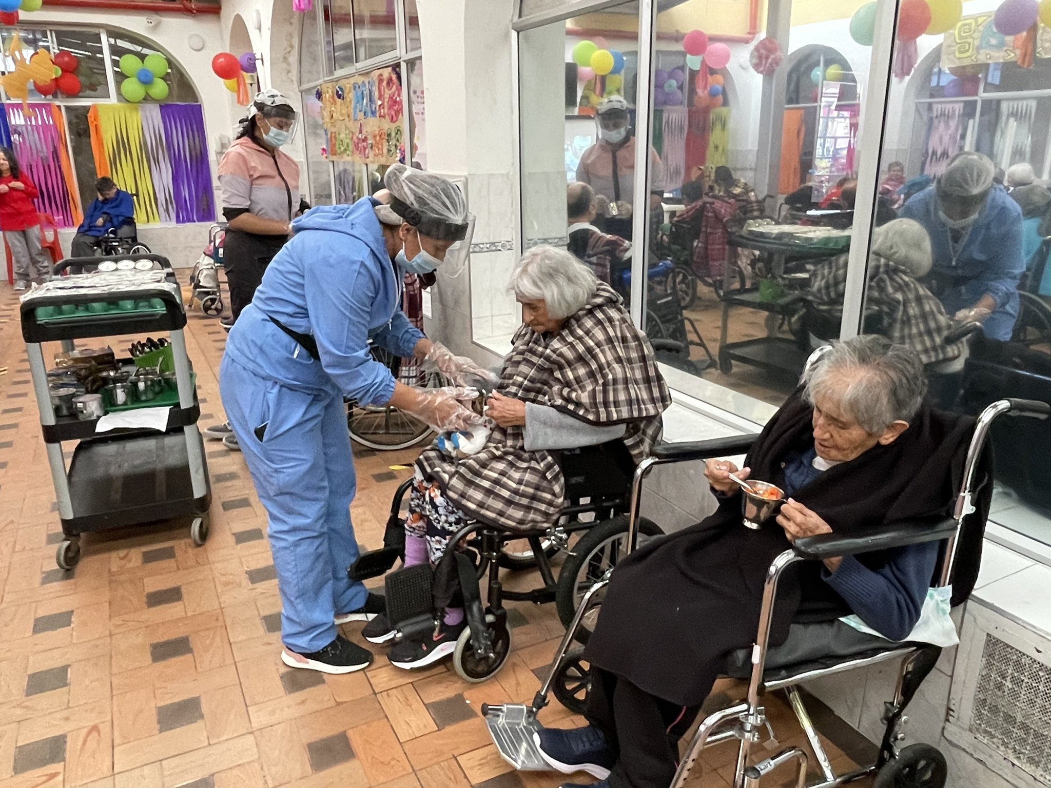 En dos ancianatos de Bogotá dan alimentos vencidos y hay adultos en desnutrición