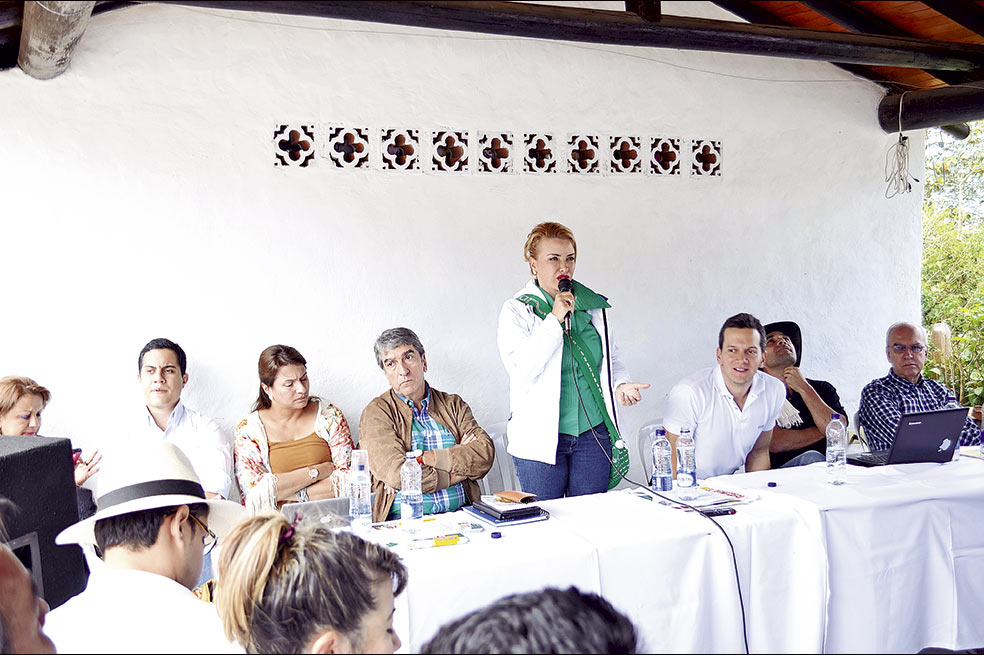 Los parlamentarios Alfredo Ramos, Federico Hoyos y Paola Holguín al lado de Liliana Rendón cuando hacían campaña para el Congreso.