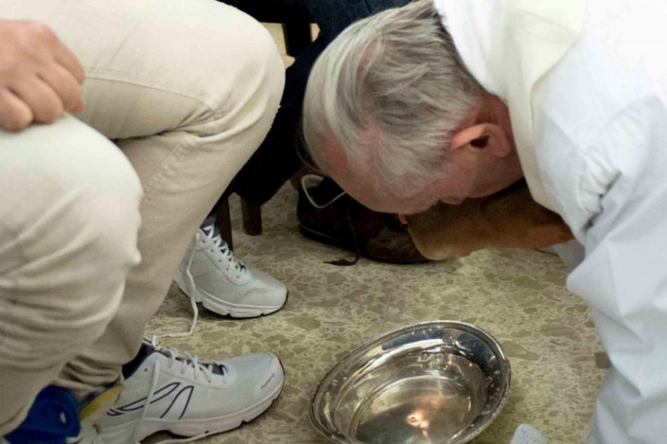 Papa ofició misa de Jueves Santo en cárcel y lavó pies a musulmana