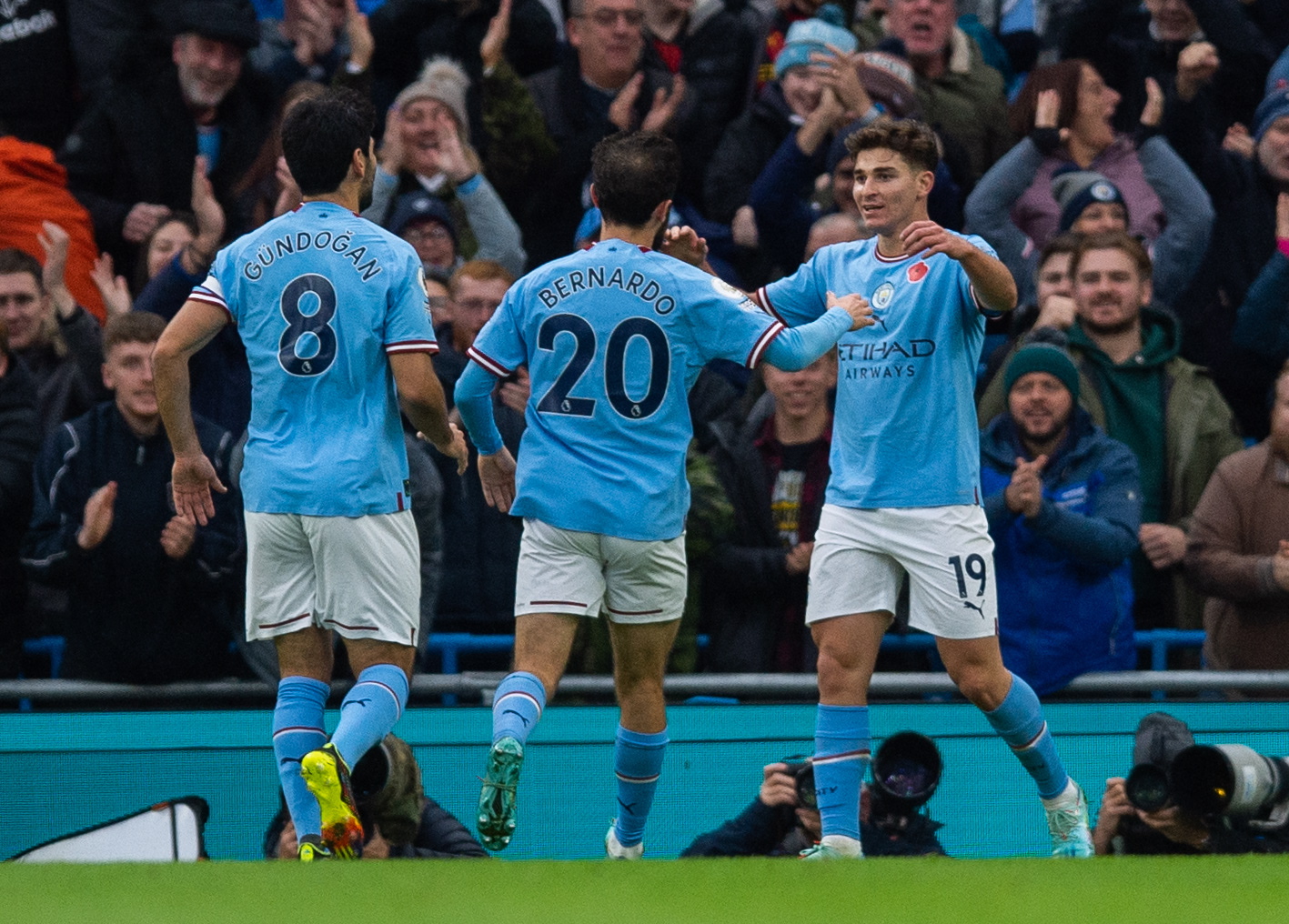 Manchester (United Kingdom), 05/11/2022.- Manchester City's Julian Alvarez celebrates after scoring the first goal during the English Premier League soccer match between Manchester City and Fulham at the Etihad in Manchester, Britain, 05 November 2022. (Reino Unido) EFE/EPA/PETER POWELL EDITORIAL USE ONLY. No use with unauthorized audio, video, data, fixture lists, club/league logos or 'live' services. Online in-match use limited to 120 images, no video emulation. No use in betting, games or single club/league/player publications