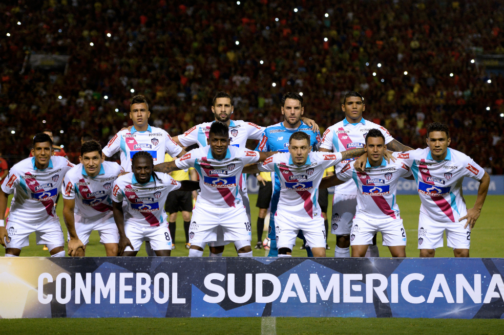 Júnior esperaba el himno de Colombia y le pusieron el de Bolivia