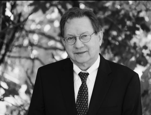 El autor y abogado José Orlando Castañeda (foto) escribió “Entre acuarelas y lágrimas” en los Estados Unidos, donde se encuentra radicado desde hace varios años. Allí fue nombrado juez penal, lo que le permitió entender sobre los peligros a los que se enfrentan millones de inmigrantes.