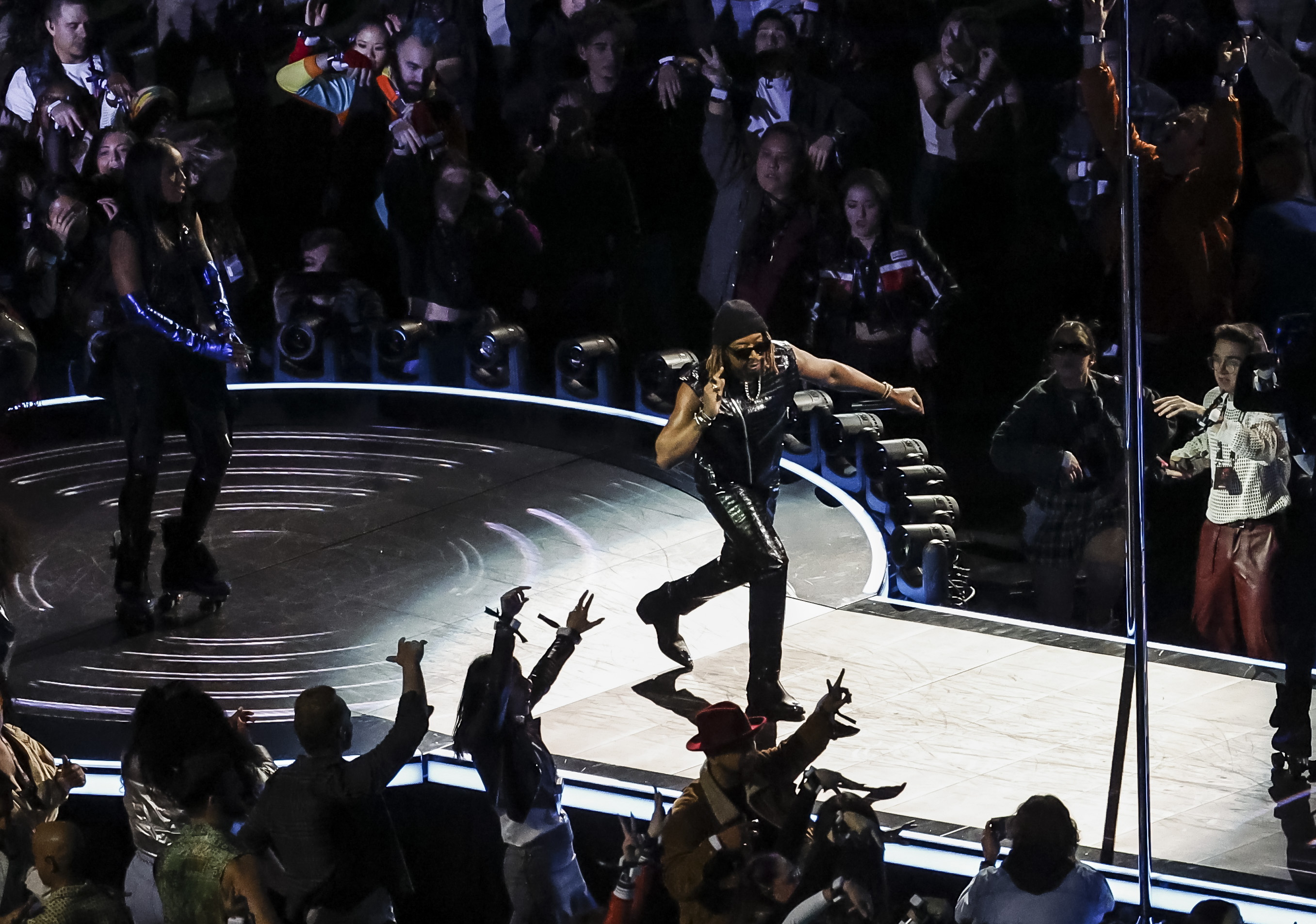 Las Vegas (United States), 11/02/2024.- US rapper Lil Jon (C) performs with US singer Usher during the halftime show of Super Bowl LVIII between the Kansas City Chiefs and the San Fransisco 49ers at Allegiant Stadium in Las Vegas, Nevada, USA, 11 February 2024. The Super Bowl is the annual championship game of the NFL between the AFC Champion and the NFC Champion and has been held every year since 1967. EFE/EPA/CAROLINE BREHMAN