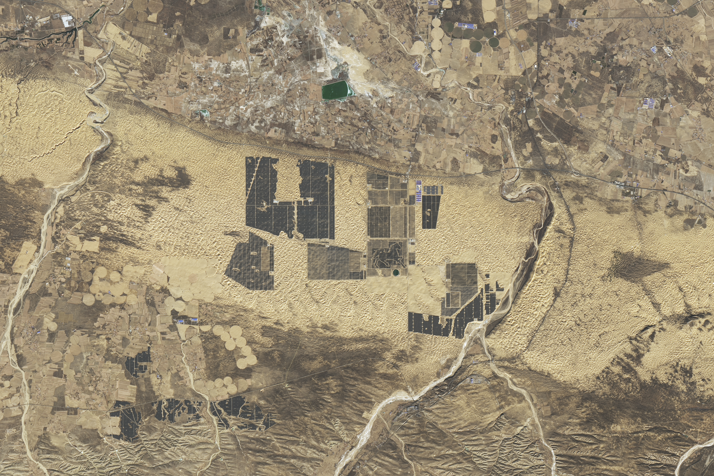 China está construyendo un parque solar de 400 kilómetros de largo en un desierto