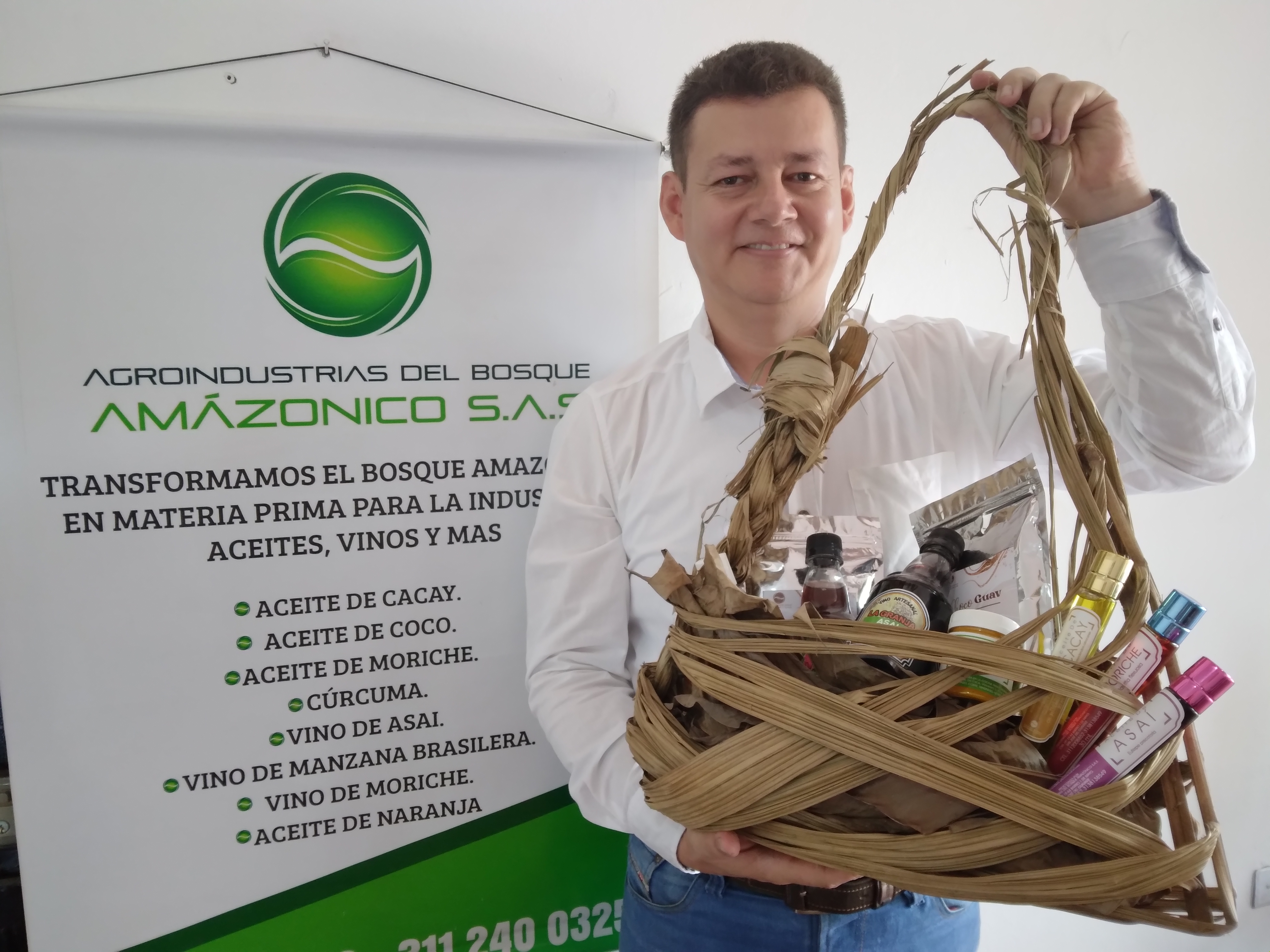Él transforma el bosque amazónico en productos de aceites y vinos en el Guaviare