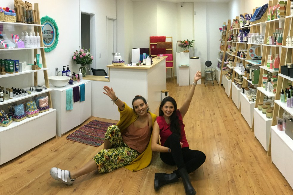 De hecho, al hablar con algunos clientes sobre los beneficios ambientales de adquirir productos más “verdes”, han escuchado comentarios como “yo prefiero contaminar” o “eso les toca a los niños”. “Esas son bofetadas para nosotras”, cuenta Rodríguez. “Pero aun así hemos crecido con paciencia, sin esperar nada a cambio y dando lo mejor que podemos”.