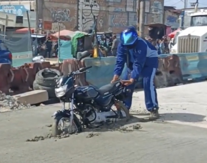 En video: Motociclista ignoró el cierre de una obra y terminó atrapado en cemento fresco