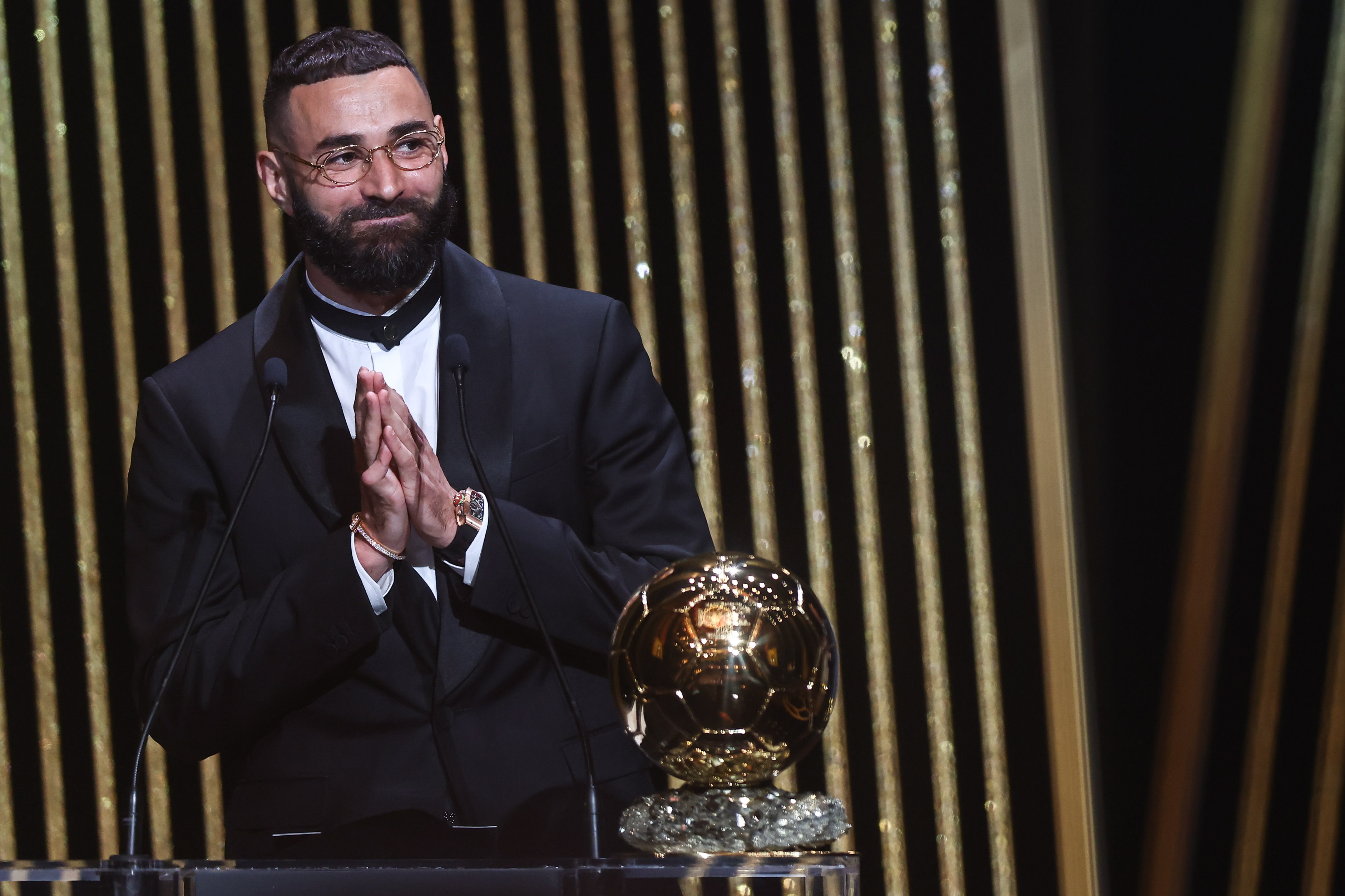 Paris (France), 17/10/2022.- Karim Benzema of Real Madrid addresses the audience after winning the Men'Äôs Ballon d'Or Trophy during the Ballon d'Or ceremony in Paris, France, 17 October 2022. For the first time the Ballon d'Or, presented by the magazine France Football, will be awarded to the best players of the 2021-22 season instead of the calendar year. (Francia) EFE/EPA/Mohammed Badra