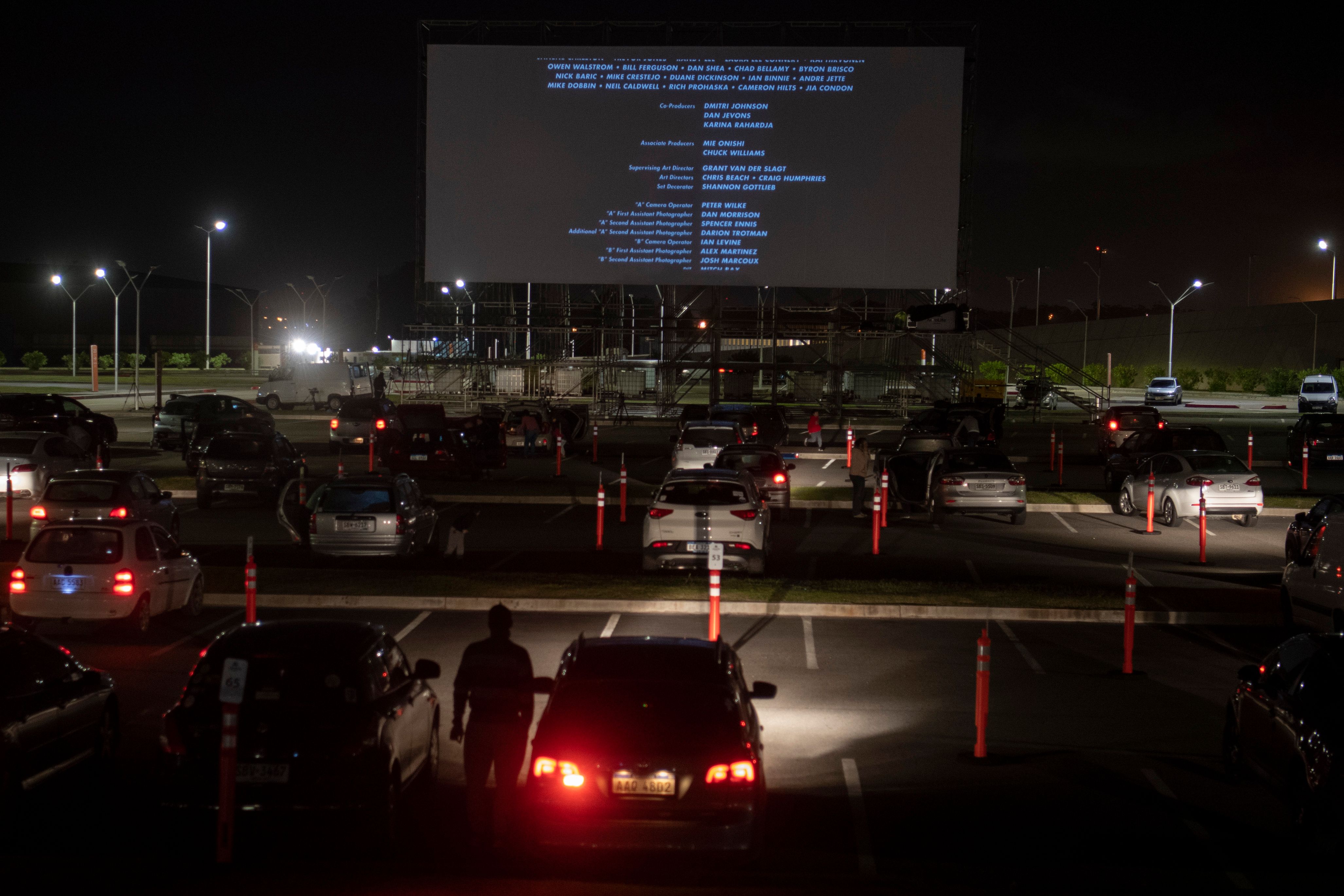 Uruguay convierte su aeropuerto principal en una sala de cine mientras permanece cerrado