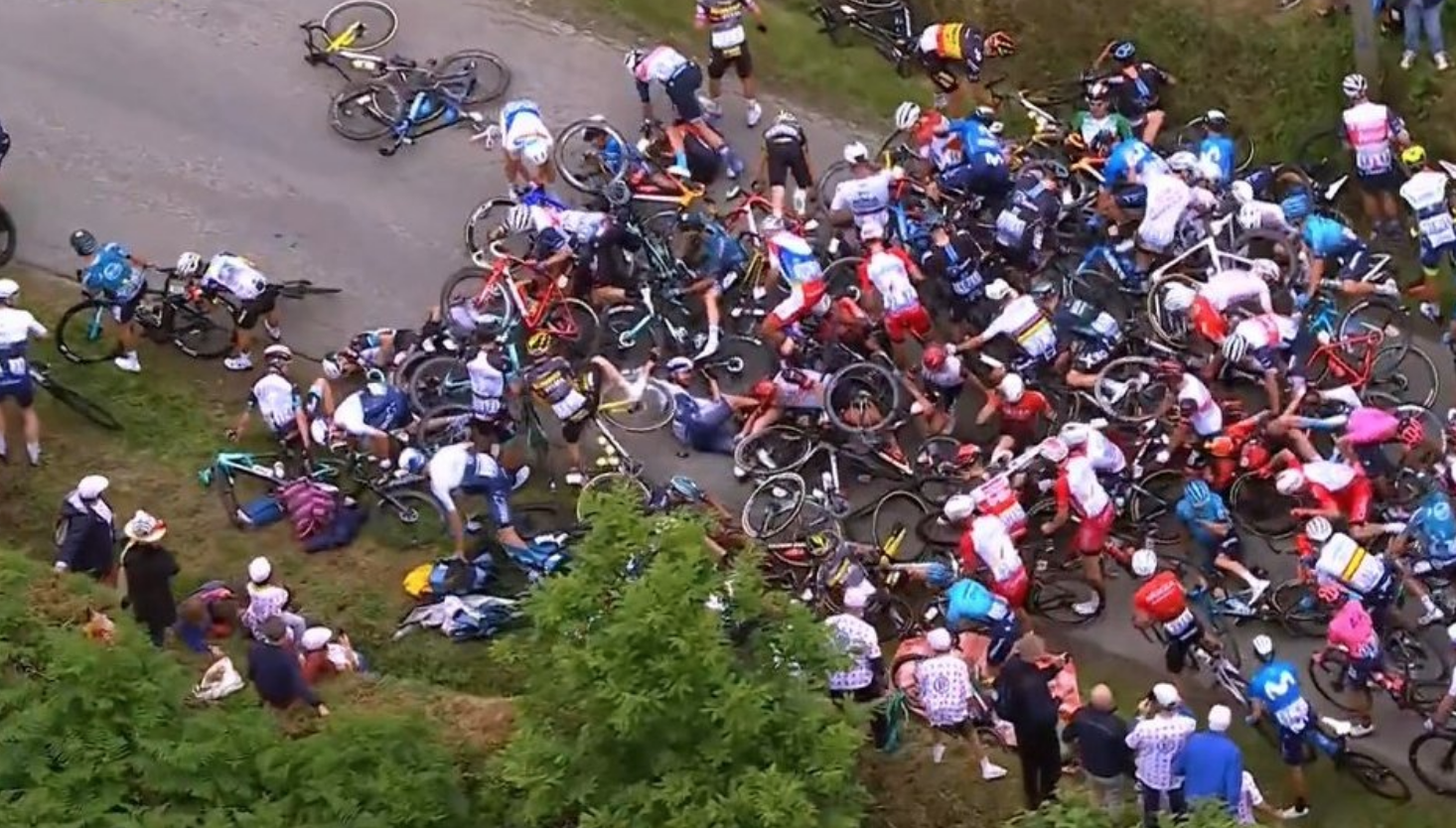 La imprudencia de un aficionado tumbó a casi todo el pelotón en el Tour de Francia