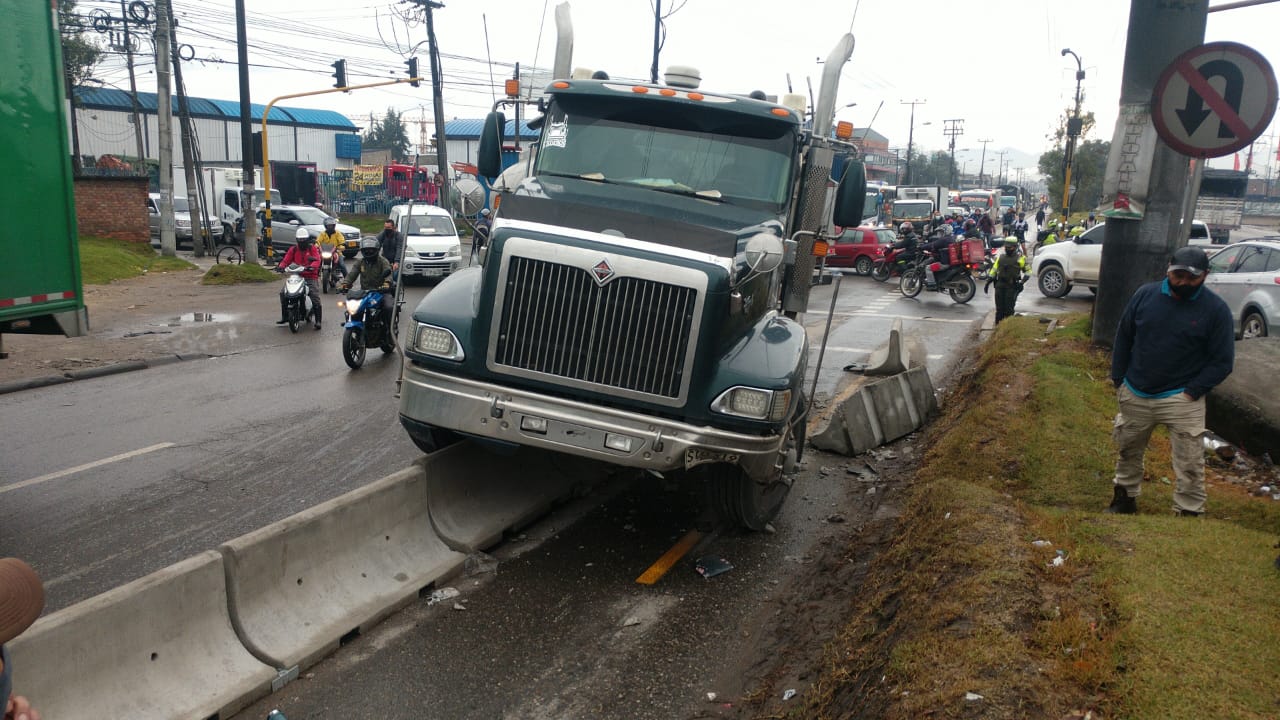 Choque de camión con separador de bicicarril ocasionó monumental trancón en la Calle 13