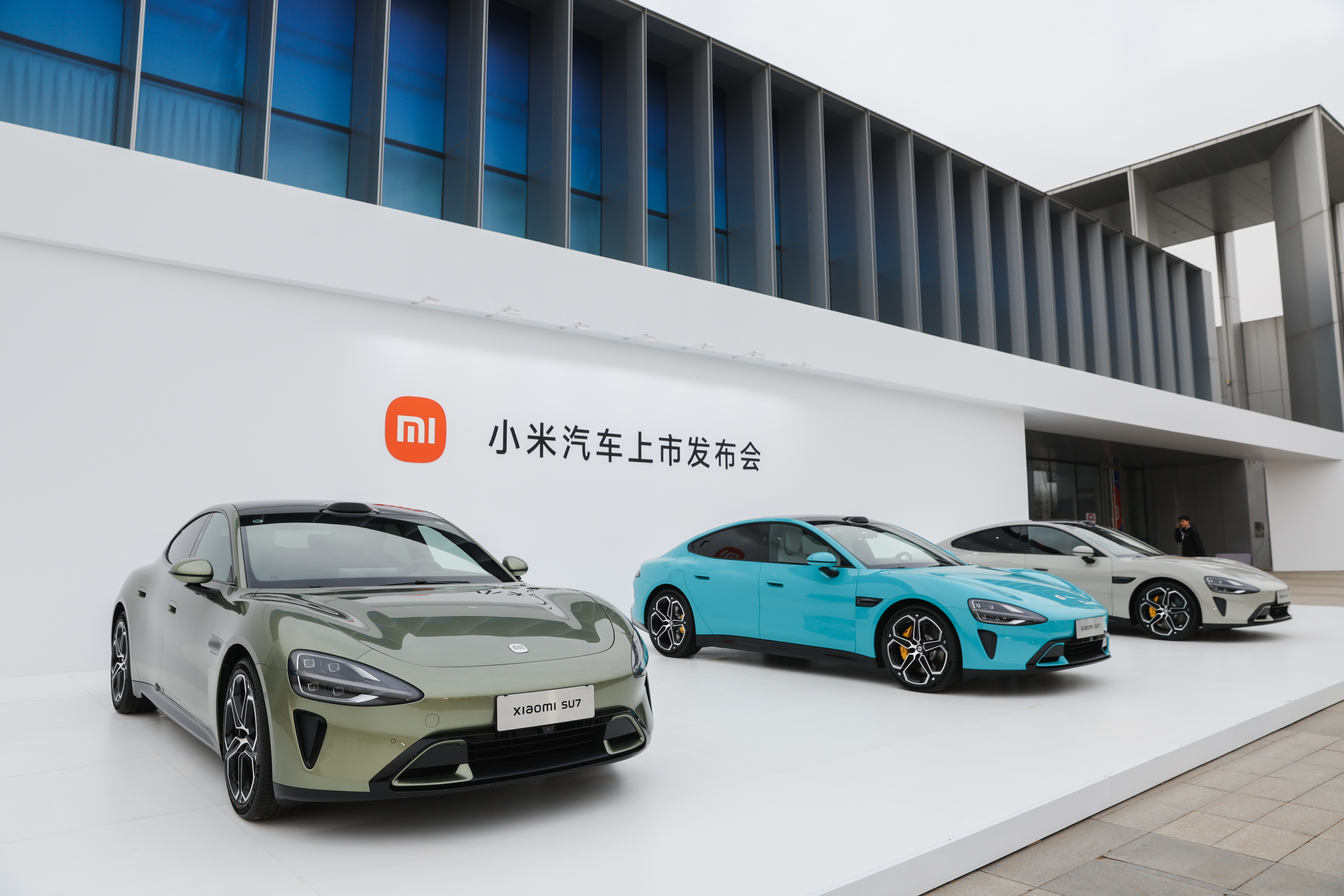 Beijing (China), 28/03/2024.- Xiaomi SU7 electric cars displayed at Beijing Etrong International Exhibition and Convention Center, in Beijing, China, 28 March 2024. Xiaomi released its new electric car product 'SU7' on 28 March 2024. EFE/EPA/WU HAO
