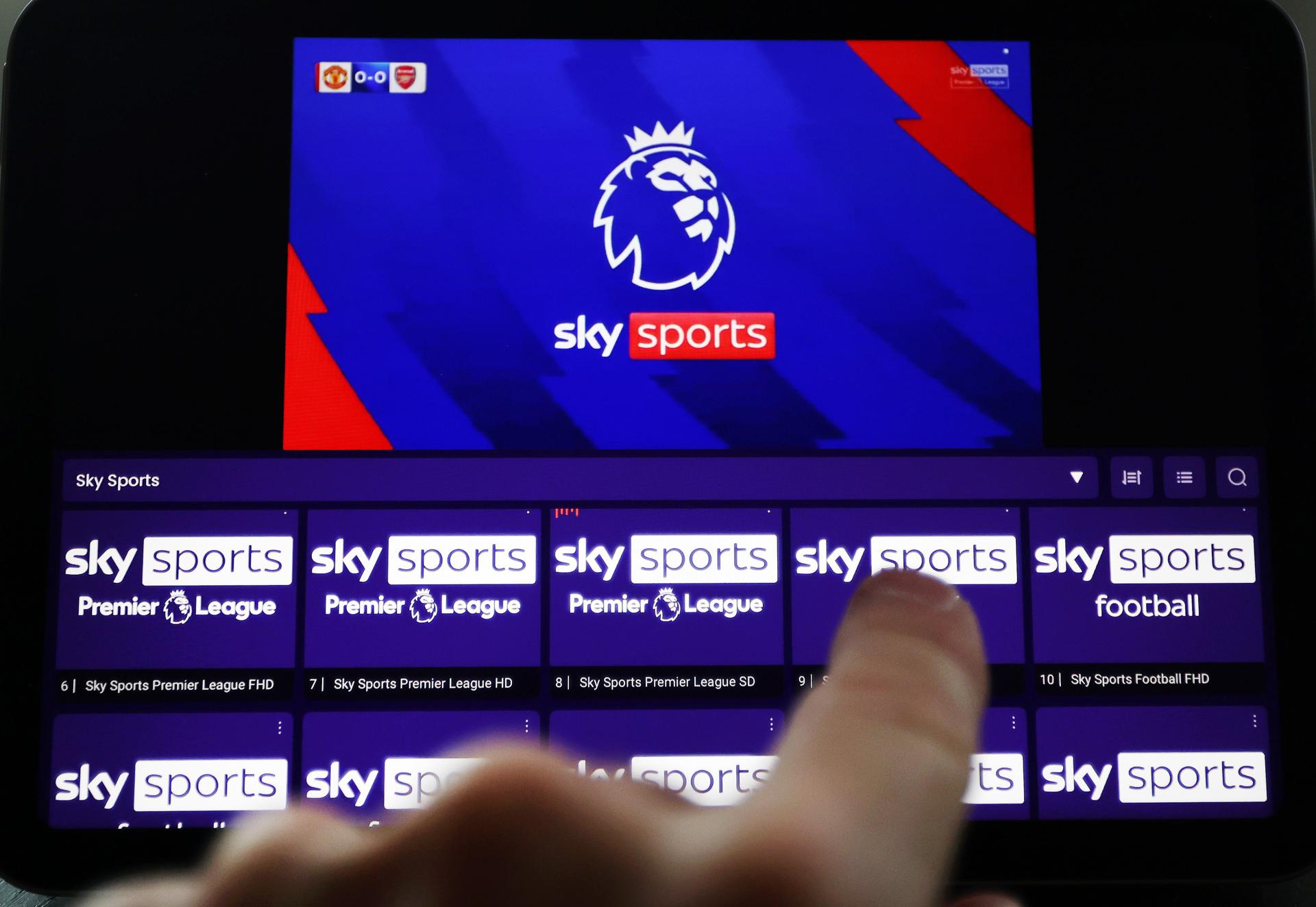 LONDON (United Kingdom), 18/08/2025.- A person uses a sky sports stream streaming service at his home in London, Britain, 18 August 2025. A recent report by Enders Analysis has called on tech companies to do more to battle illegal streaming of soccer and other sports in the UK. The report highlighted sports streaming services are being pirated on an ‘industry-scale’. (Reino Unido, Londres) EFE/EPA/ANDY RAIN
