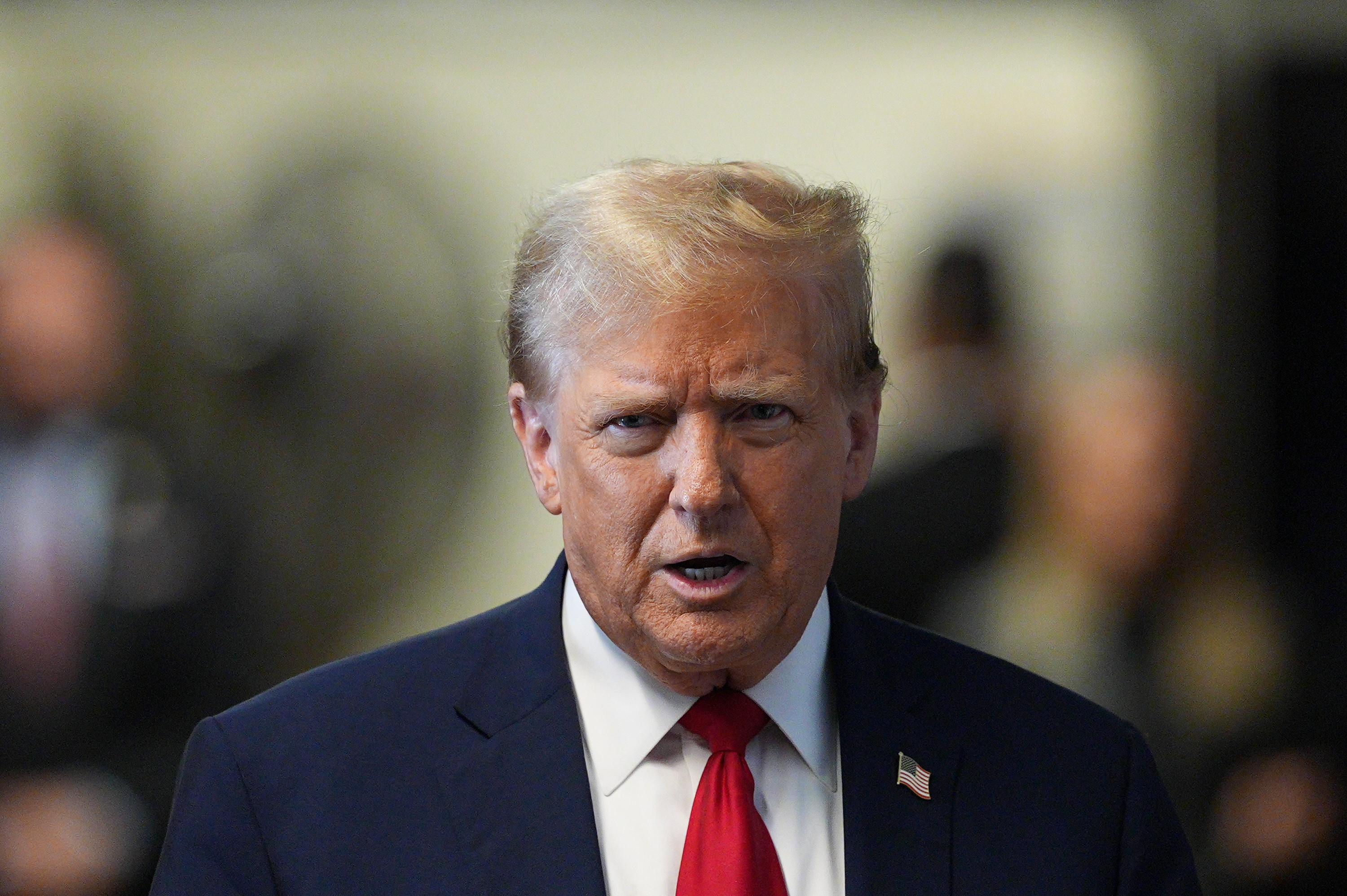 Manhattan (Usa), 24/04/2024.- Former President Donald Trump speaks to the media as he appears at Manhattan Criminal Court in New York, New York, USA, 23 April 2024. Trump is facing 34 felony counts of falsifying business records related to payments made to adult film star Stormy Daniels during his 2016 presidential campaign. (tormenta, Nueva York) EFE/EPA/Curtis Means / POOL
