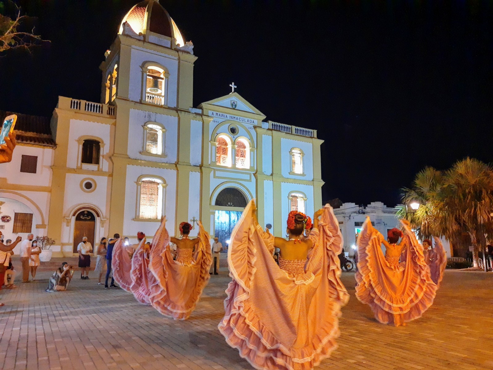 “Una muestra depurada de la arquitectura colonial española en el Nuevo Mundo”, así describe la Unesco a Mompox, un destino que hay que descubrir por sí mismo, abrir los sentidos, conversar con su gente y perderse entre sus calles.