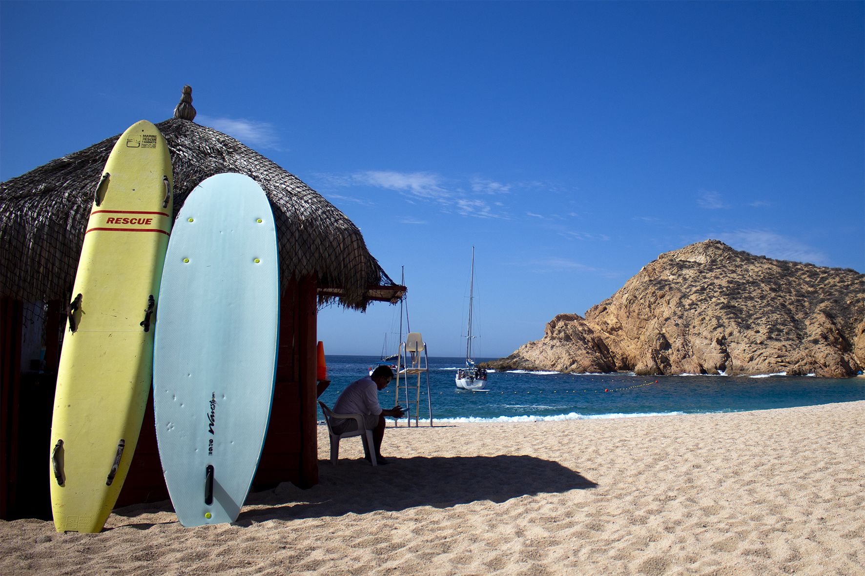 En Los Cabos, los deportes de agua son un distintivo único, sus playas permiten diversas actividades como esnorkel, buceo, surf, jet ski, avistamiento de ballenas y hasta nadado con delfines. También se caracteriza porque a lo largo del año se llevan a cabo muchos de los eventos de pesca deportiva y torneos más importantes del mundo. Los mejores competidores se enfrentan entre sí para pescar el marlín, atún y dorado más grandes.
