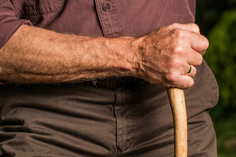 Un holandés de 69 años exige que se rejuvenezca su edad legal