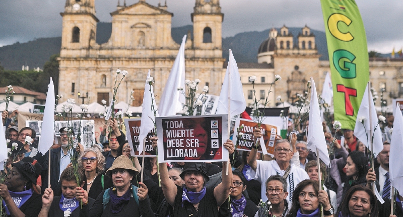 Líderes sociales, excombatientes y funcionarios del Estado participaron en la movilización en Bogotá.