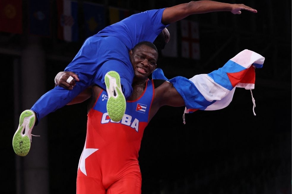 Mijaín López, la leyenda en la lucha grecorromana. El cubano ganó en Tokio 2020, por cuarta olimpiada consecutiva, la medalla de oro en la lucha grecorromana en la categoría de 130 kilogramos. Además de su supremacía en la disciplina, López destacó por su mensaje político ya que tras su campeonato le agradeció a Fidel Castro y a la Revolución Cubana.